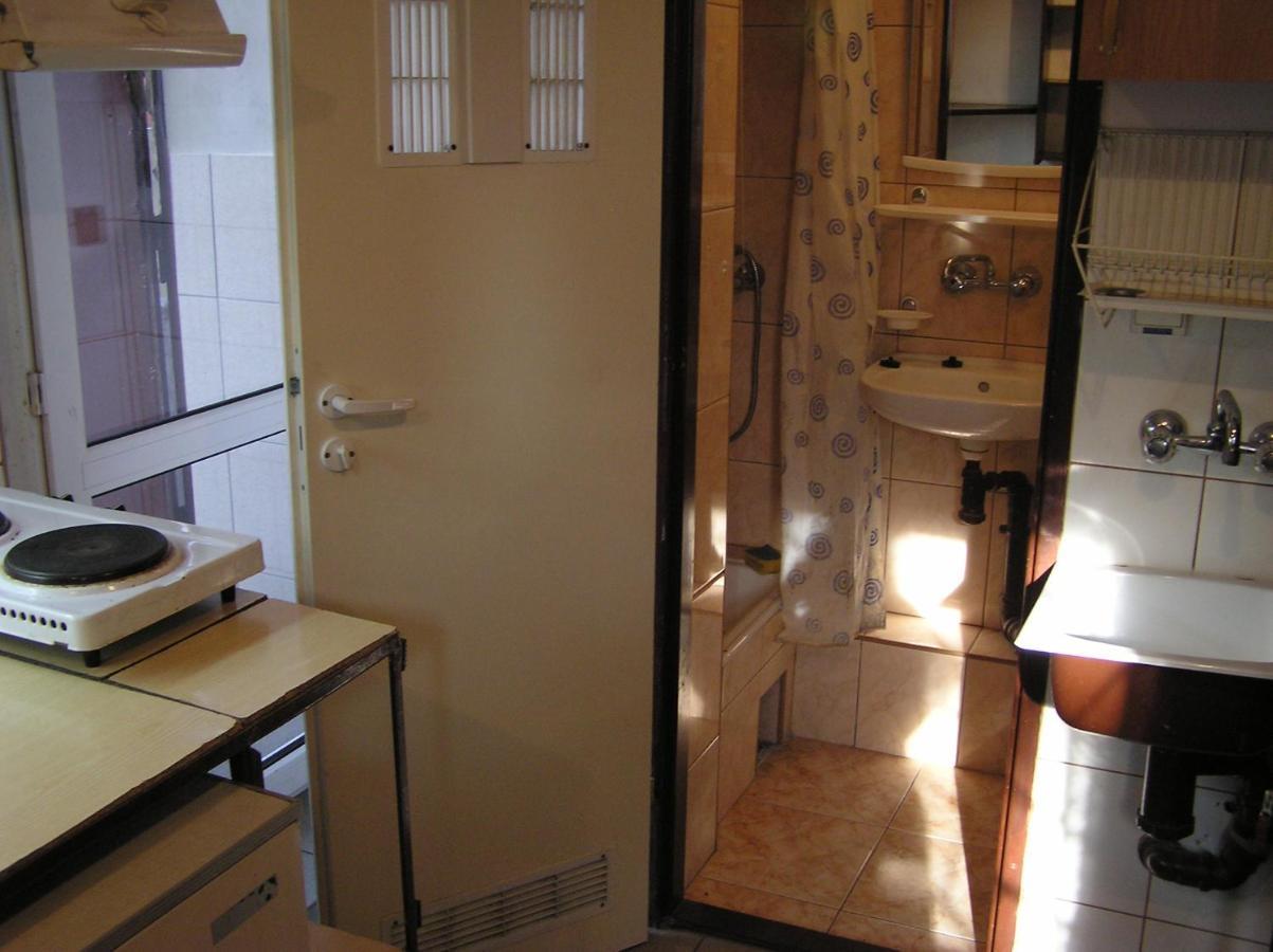 A-Klimatyzacja Kawalerka Mala Halczyna 9 Do Centrum 6 Przystankow Guest house Krakow